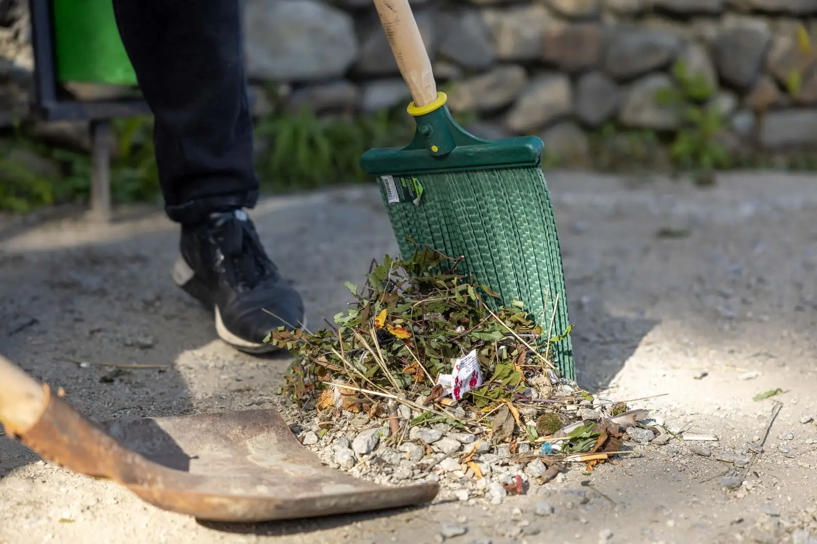 Clearing grounds debris